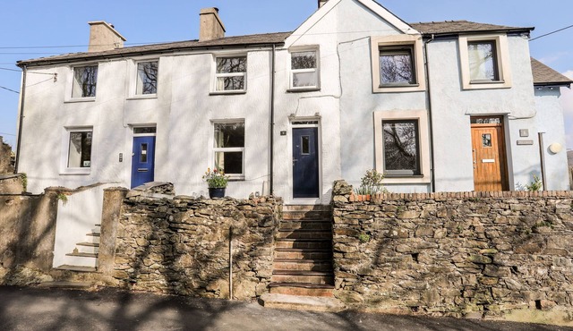 9 TY DU ROAD, pet friendly, with open fire in Llanberis