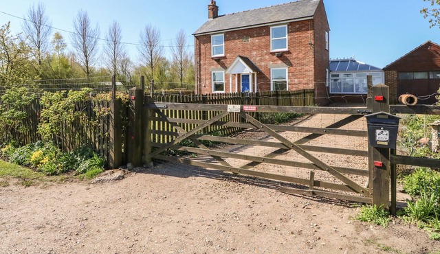 9 TYDD LOW ROAD, family friendly, with open fire in Tydd St Mary