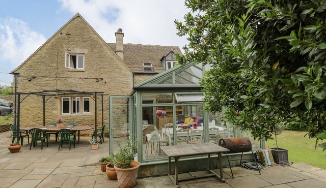 9 VELLEY HILL, pet friendly, character holiday cottage in Corsham