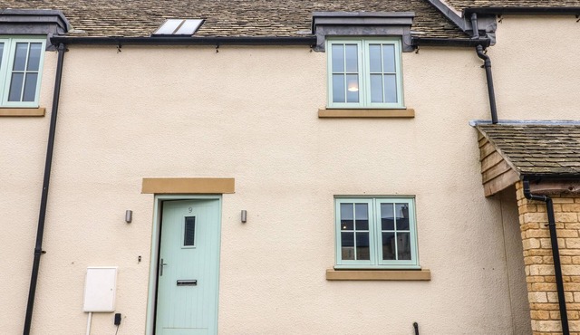 9 WINDRUSH HEIGHTS, pet friendly, with a garden in Burford