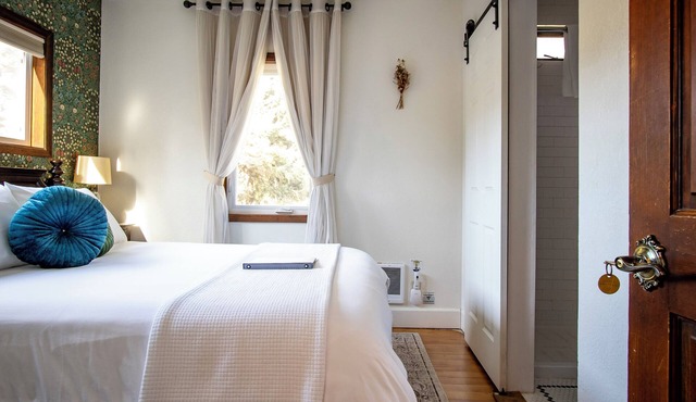 #9 Wonderland Trail Private Bath -Adults only