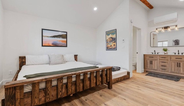 #9 Yellowstone Cabin! Newly Remodeled! AC! Sleeps 3!