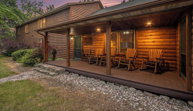 90 Acre Lodge w/Pond | Foosball | Pool Table