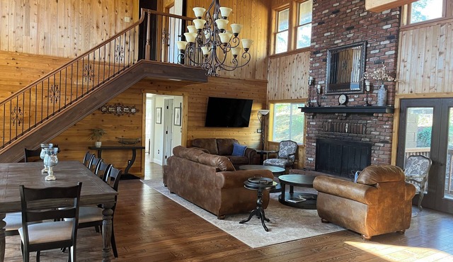 90 Acre Luxury Ranch Sleeps 10 - Pool Jacuzzi Pickleball Court - Horse Corrals
