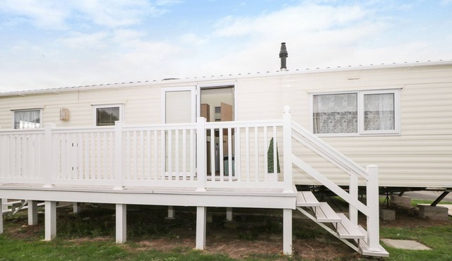 90 SOLENT BREEZES, pet friendly, character holiday cottage in Warsash