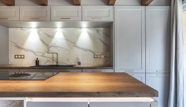 90 sqm apartment with floor-to-ceiling bay windows, a fully equipped kitchen