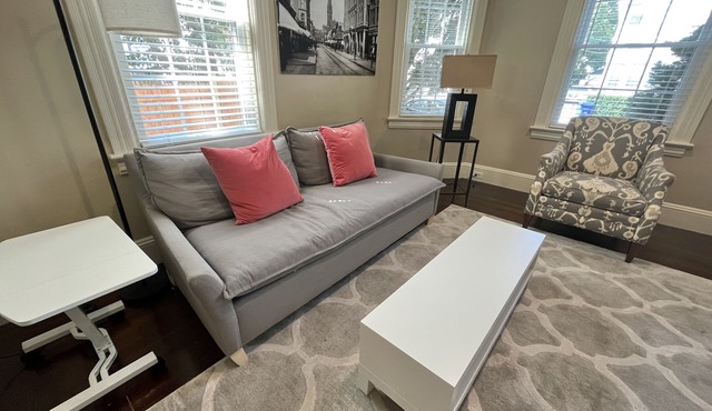 90+ Stay Modern Condo Near College/Hospital, W/D