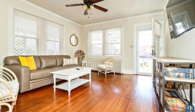 900 A Seaside 2BR Duplex Steps to Bay w/Veranda