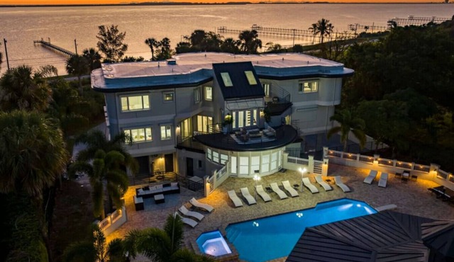 9000 SF Waterfront Mansion/Pool/Boat Dock/Theater