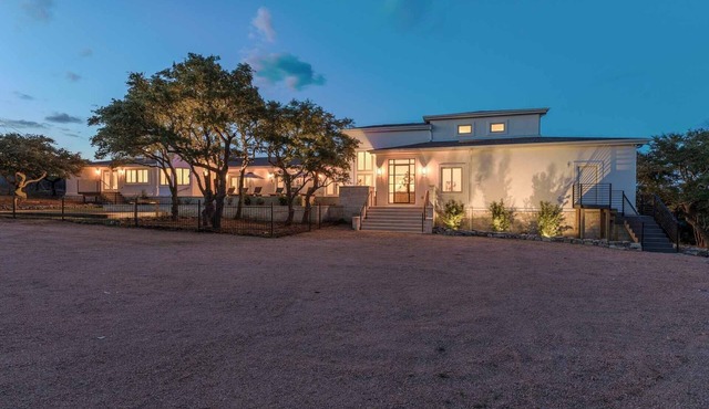 9000 Sqft Estate/Pickleball/Basketball/Pool/HotTub/9 Bdrm/8 Bath/23Beds/Sleeps35