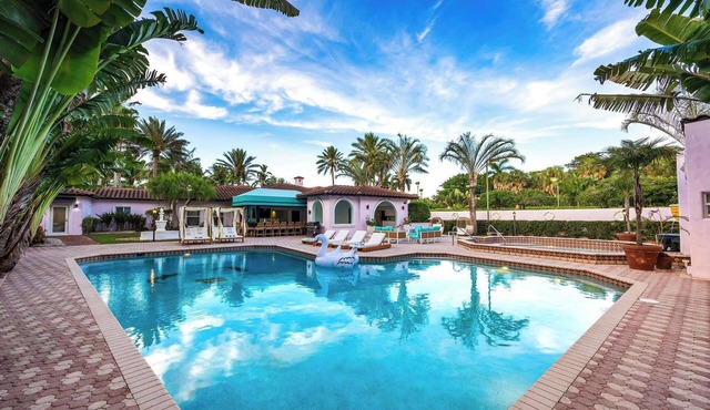 9000ft Mega Retreat, Jacuzzi Basketball & tennis court +Lake 11 BR 7.5 Bathroomn
