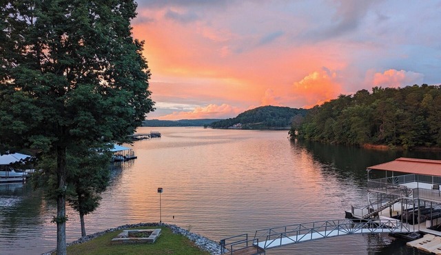 900ft of water frontage: Private Spacious Luxury Waterfront Point @ Smith Lake!