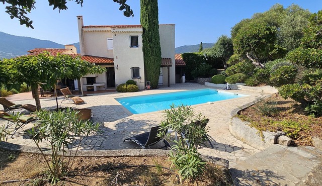 900m from beach and stores, air-conditioned villa, swimming pool. Sea and harbor view