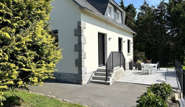 901-Beautiful house offering a green oasis