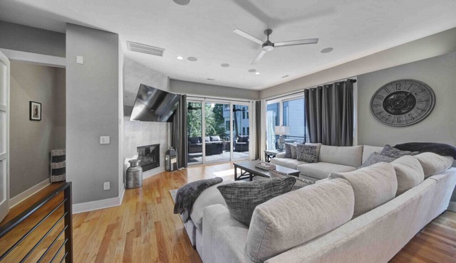 906 Westbrook B · City Views RoofTop Hot Tub & Short Walk to Stadium