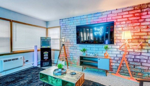 90s Condo| King Bed | 65” Smart TV | Arcade Game