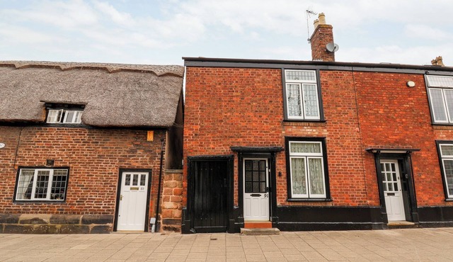 91 MAIN STREET, pet friendly, character holiday cottage in Frodsham