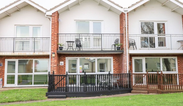 91 WATERSIDE PARK, pet friendly, country holiday cottage in Lowestoft