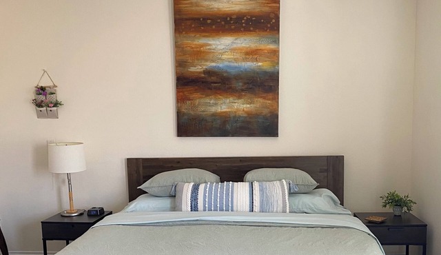 910 sqft, firm king + firm queen, 2 bath, inc. Parking, 1 block from Starbucks.