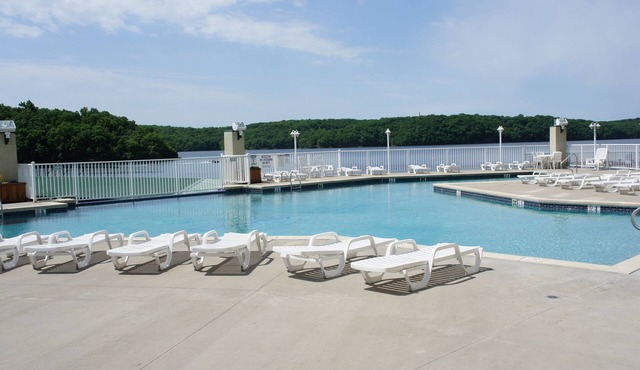 9104 Towers, Fantastic lake views! Quiet! Elevators, Indoor/Outdoor Pools. Wifi