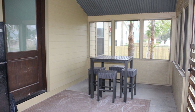 922 Mansfield - Beautiful & Spacious!
