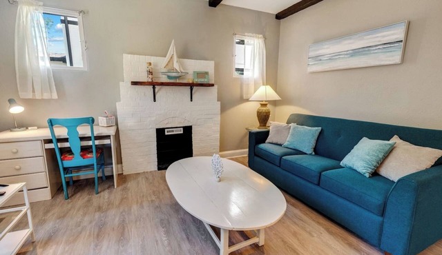 94 WalkScore | King Bed | Capitol Hill Beachy Apt