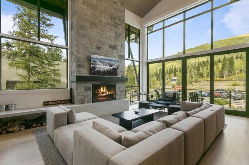9401 - Silver Aspen - Five Bedroom Luxury Townhome