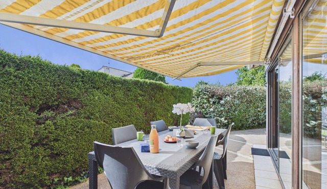 950 m from the sea, house with garden and pool