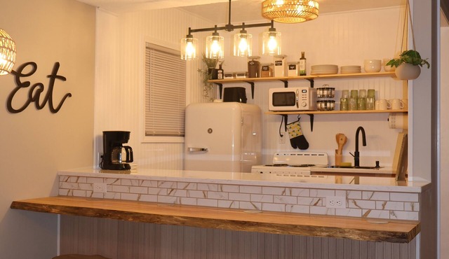 97 Junction House, Cozy duplex with fenced yard & easy I-71 access! Sleeps 8