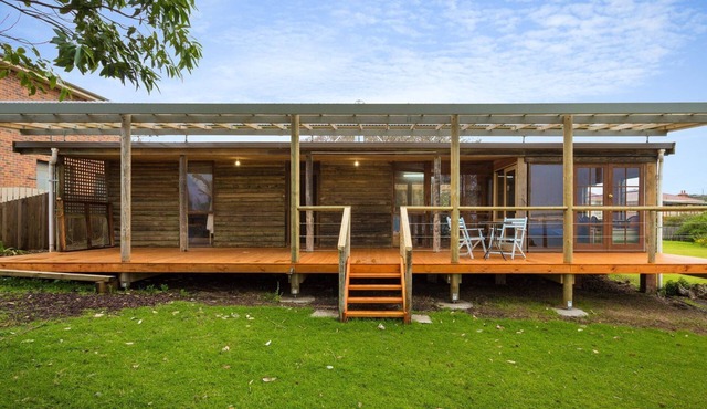 98 Ocean Parade - Rustic Log Cabin