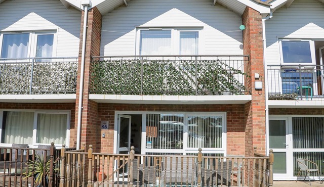 98 WATERSIDE PARK, pet friendly, country holiday cottage in Corton