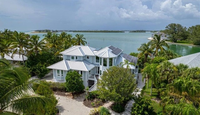 9880 Gassparilla - 2 Boat Lifts, 39' Ft Dockage - Private Pool - Sleeps 12