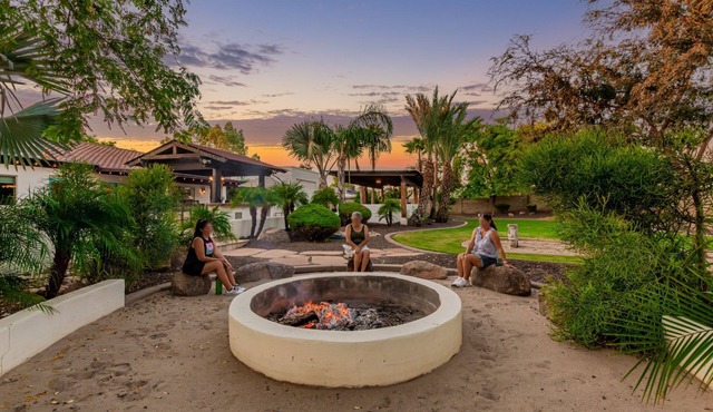 99 Palms Event Venue: Barn, grass, pool, games, 6 beds