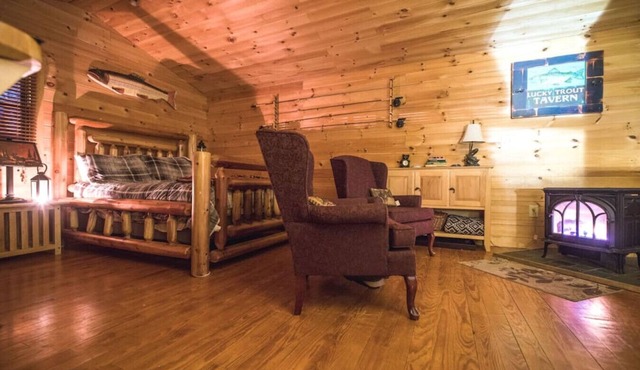 998 Pinhkham · Cozy Wooded Cabin/private hot tub/fireplace/river