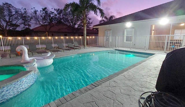 9BR/5BA Getaway, Heated Pool, Jacuzzi, Beach Volleyball & Mini Golf