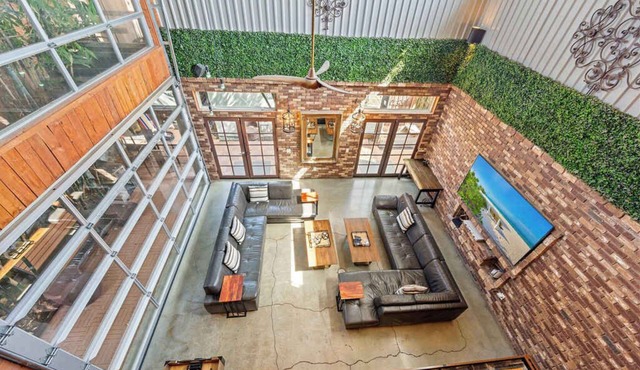9BR Bamboo Loft * Near Downtown 21 bed 26 capacity