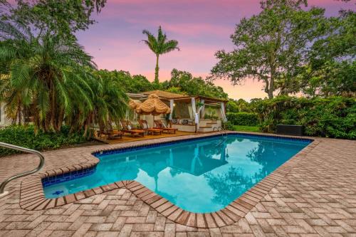 9BR Heated Pool Hot Tub Sleeps 25