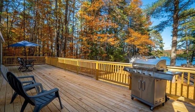 9BR Lakefront Getaway for Large Groups
