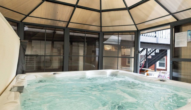 9BR Luxury Ocean-Block, Sleeps 25, Jacuzzi Hot Tub for 6! EV Charger!