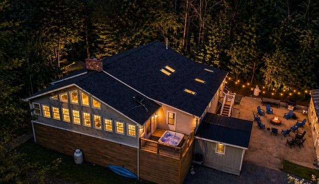 9BR Riverfront Estate | Pool, Theater, Game Room, on Shenandoah River