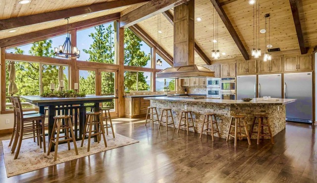 9BR Tahoe Villa, Hot Tub-Sauna-Gym-Game Room LX33