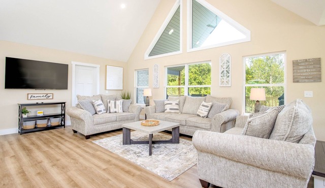 9BR Theater Room Retreat: Dock Slip, Sleeps 30! Car charger! JUST LISTED!