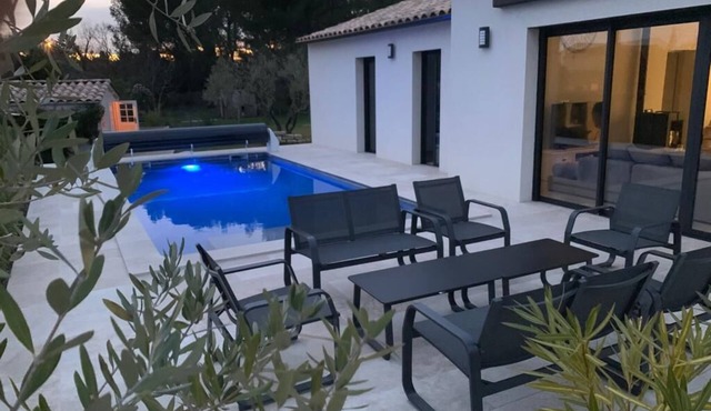 9km from Uzès, gite, south-facing villa with swimming pool and air conditioning.