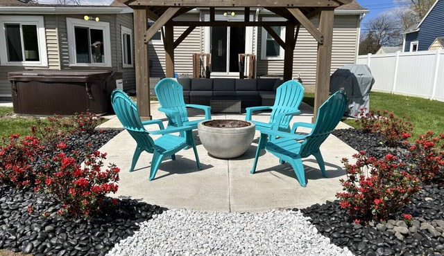 9mins to Downtown GR | Hot Tub | Fire Pit | Pet Friendly | Foos Ball | Ping Pong