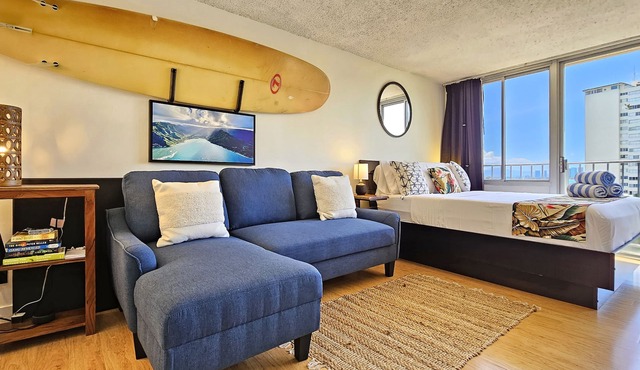 9th Floor Studio Apt, Full kitchen & Insane views!