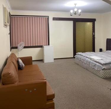 a 别墅大床间毗邻公园和公交车站