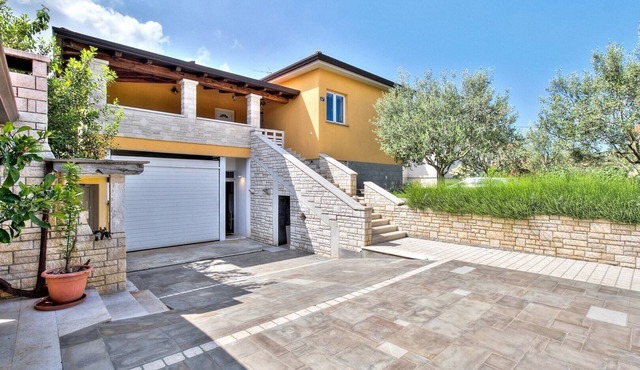A 1 bedroom + gallery bedroom apartment with terrace and private parking - Lana1