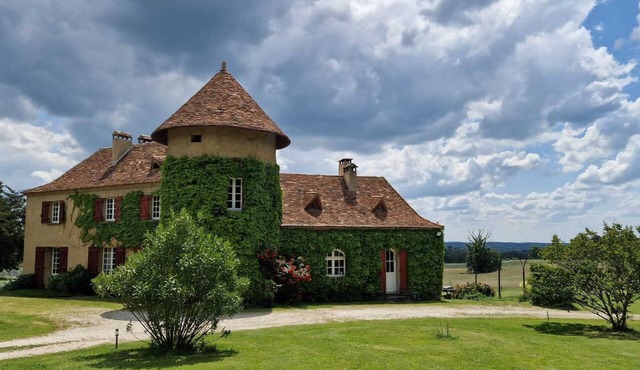 A 10 km de Bergerac, Maison de Campagne Avec Piscine et Tennis Privés