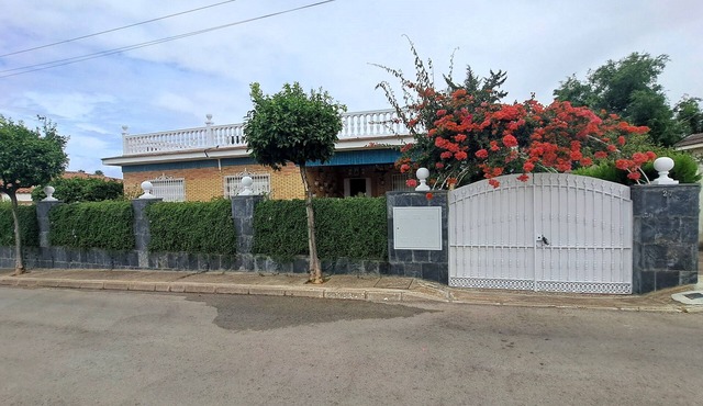 A 10 Minutos de Sevilla. Chalet Independiente, con Piscina y muy Tranquilo
