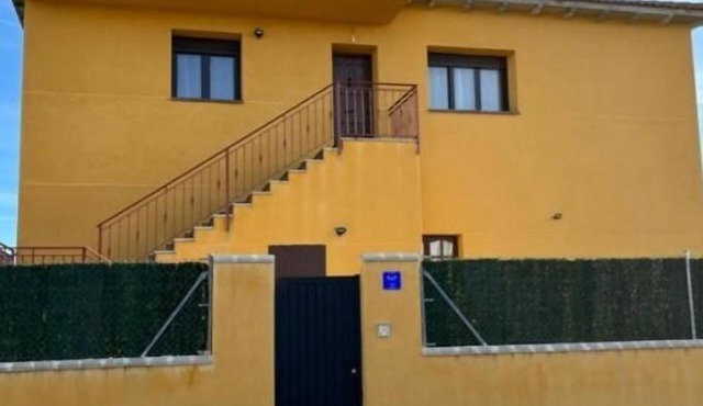 A 10 Minutos de Segovia Chalet con Jardín y Piscina en Pueblo Maravilloso